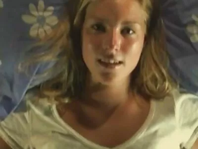 白人女孩抚摸着肥厚的黑色公鸡