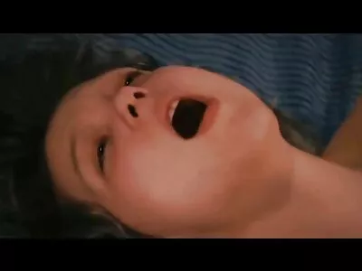 可爱的红发女郎玩她的振动器