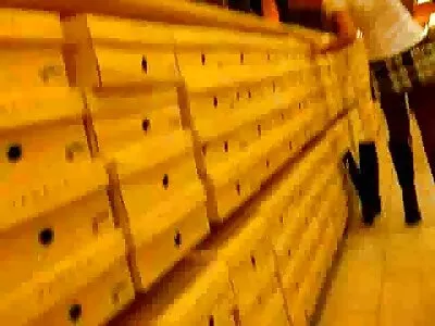 精力充沛的金发蜂蜜剥离