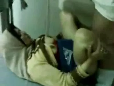 在她的嘴巴和下巴被咬破后，宝贝得到了肛门