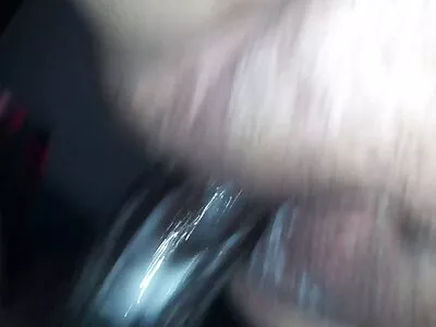 可爱的黑发宝贝为了网络摄像头而赤身裸体。