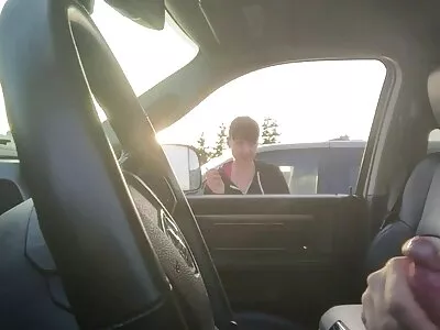 一个热辣的宝贝炫耀她巨大的山雀