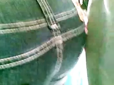 在厕所里和一个丰满的黑发做爱