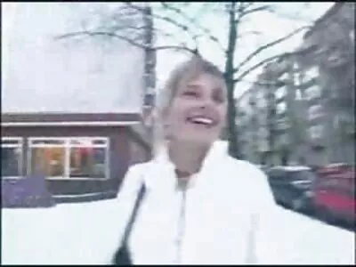 迷人苗条的金发女郎在镜头前自慰
