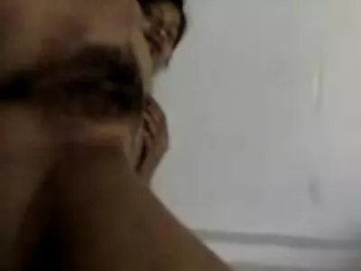 蒙面女孩做口交并与饼发生性关系