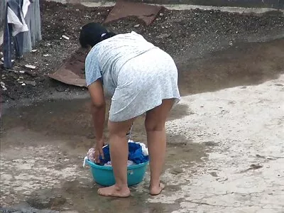漂亮的金发熟女妻子在星期天比参加她的家人更喜欢公鸡，天哪！
