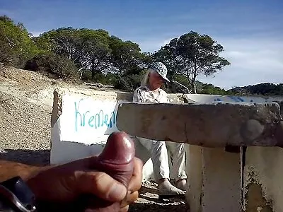 甜蜜的小妞骑着一只公鸡