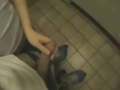 狡猾的金发女孩从我的肉棒上抽搐