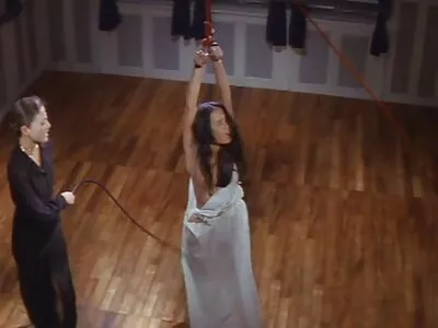 比基尼来自丰满的金发女郎