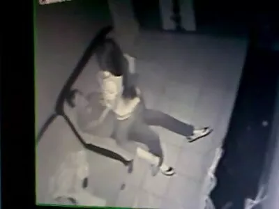 拥有完美屁股的宝贝骑着公鸡并被记录