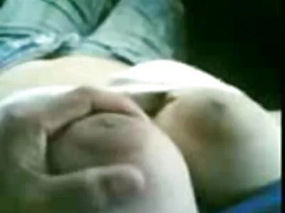 女孩跳上一只公鸡，得到一个饼
