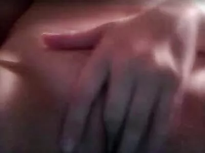 年轻的黑发屁股跳上公鸡