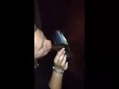 穿着内衣和红色渔网紧身衣的性感金发女郎