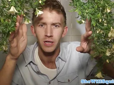 金发妻子吞下她男人的精液