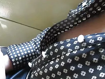 年轻的亚洲人口交并在她的脸上射精