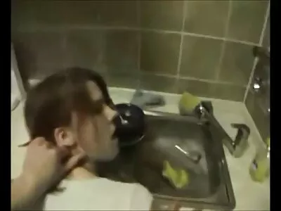 膝盖上戴着墨镜的可爱