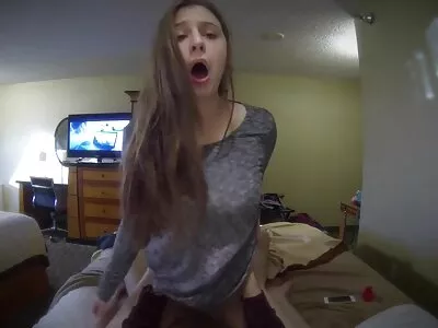 黑色的家伙乱搞一个热的金发女郎