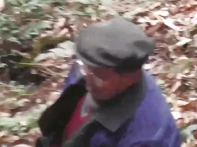 妻子骑着硬公鸡。