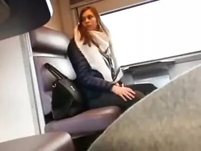 摇玩具热的大山雀金发女郎传播漂亮的猫