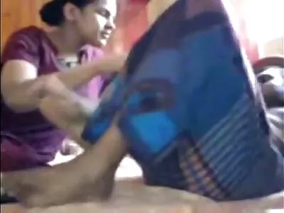 大山雀的金发女郎吮吸公鸡并在脸上射精
