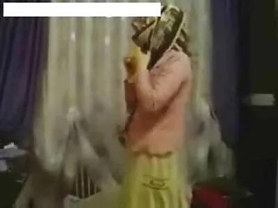 伙计不在乎是星期天早上，在视频中用力指法她的妻子阴户