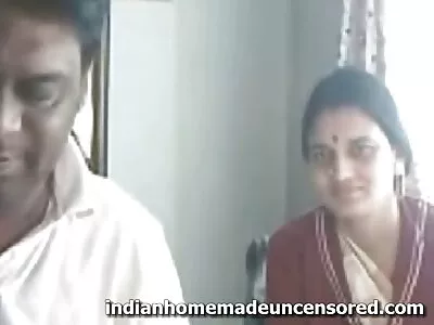 顽皮的业余小妞在他的车里他妈的一个陌生的家伙