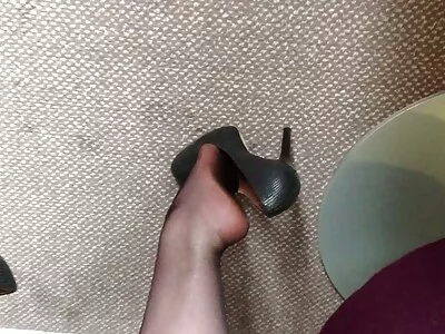 婴儿用一个大的性玩具操自己并吮吸它