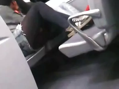 可爱的女孩在脸上和嘴上射精