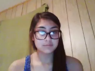 可爱的瘦女孩做脱衣舞