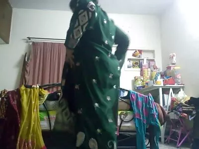 黑发青少年吸真深