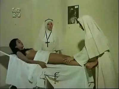 蜜蜂小姐正在张开双腿