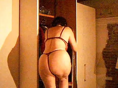 完美的女孩吮吸公鸡并发生性关系