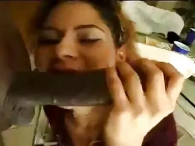 这么漂亮的黑发前女友屈服于公鸡并接受这个视频，该死！